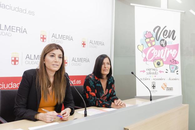 La concejala de Promoción de la Ciudad, Carolina Lafita (izq.), y la presidenta de 'Almería Centro', Carmen Sánchez.