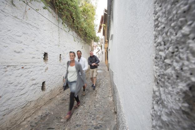 Varios turistas paseando ayer por la calle Aljibe del Trillo, donde se produjo uno de los robos violentos.