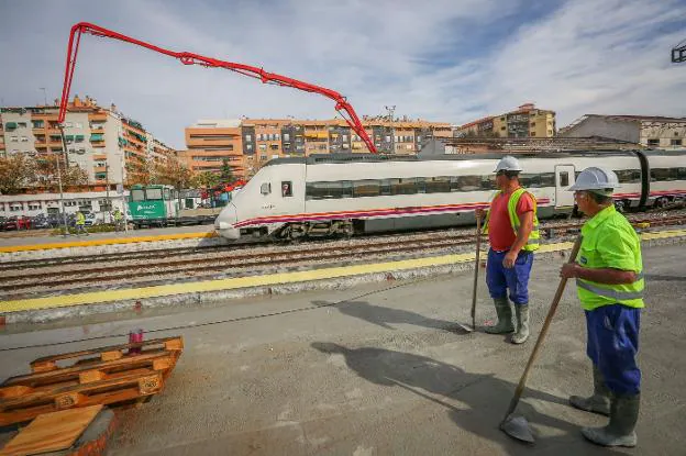 Un tren de Almería llega a la estación, en la que ya están colocadas las playas de vías.