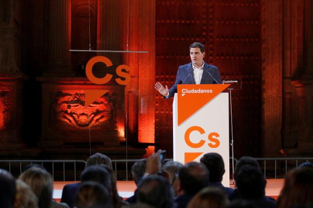 Albert Rivera, presidente nacional de Ciudadanos, ayer, en la plaza de la Catedral de Almería.