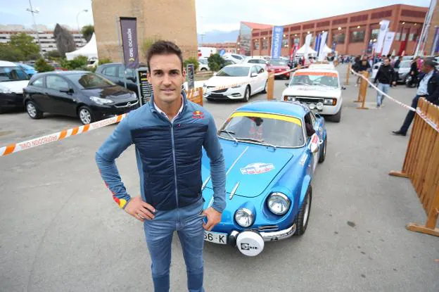 Dani Sordo junto a varios coches clásicos en la Feria del Motor de IDEAL.