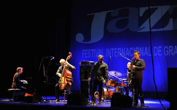 Kyle Eastwood dio un concierto memorable en el XXXVIII Festival Internacional de Jazz de Granada