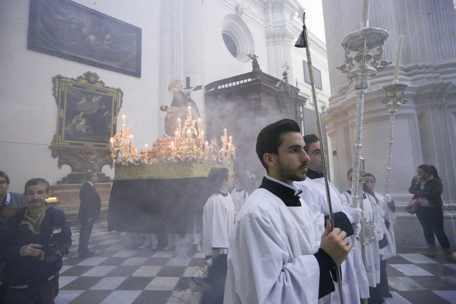 Ayer ya salieron varias imágenes de las Angustias | Hoy la Patrona sale en procesión por la mañana