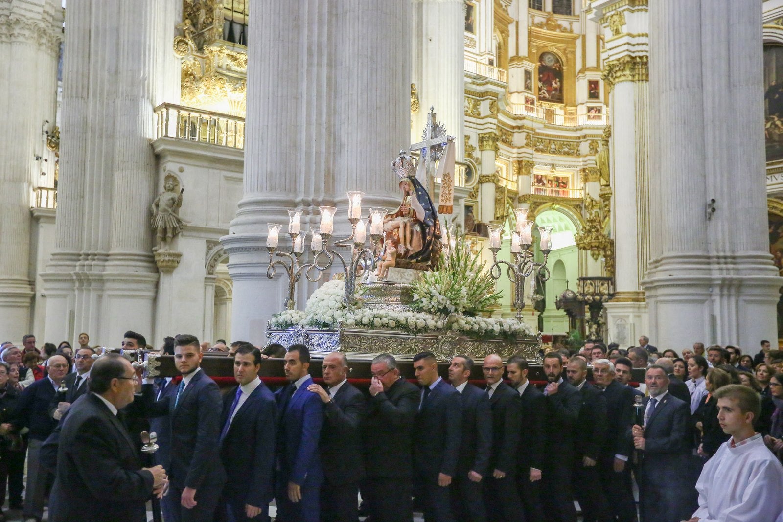 Ayer ya salieron varias imágenes de las Angustias | Hoy la Patrona sale en procesión por la mañana