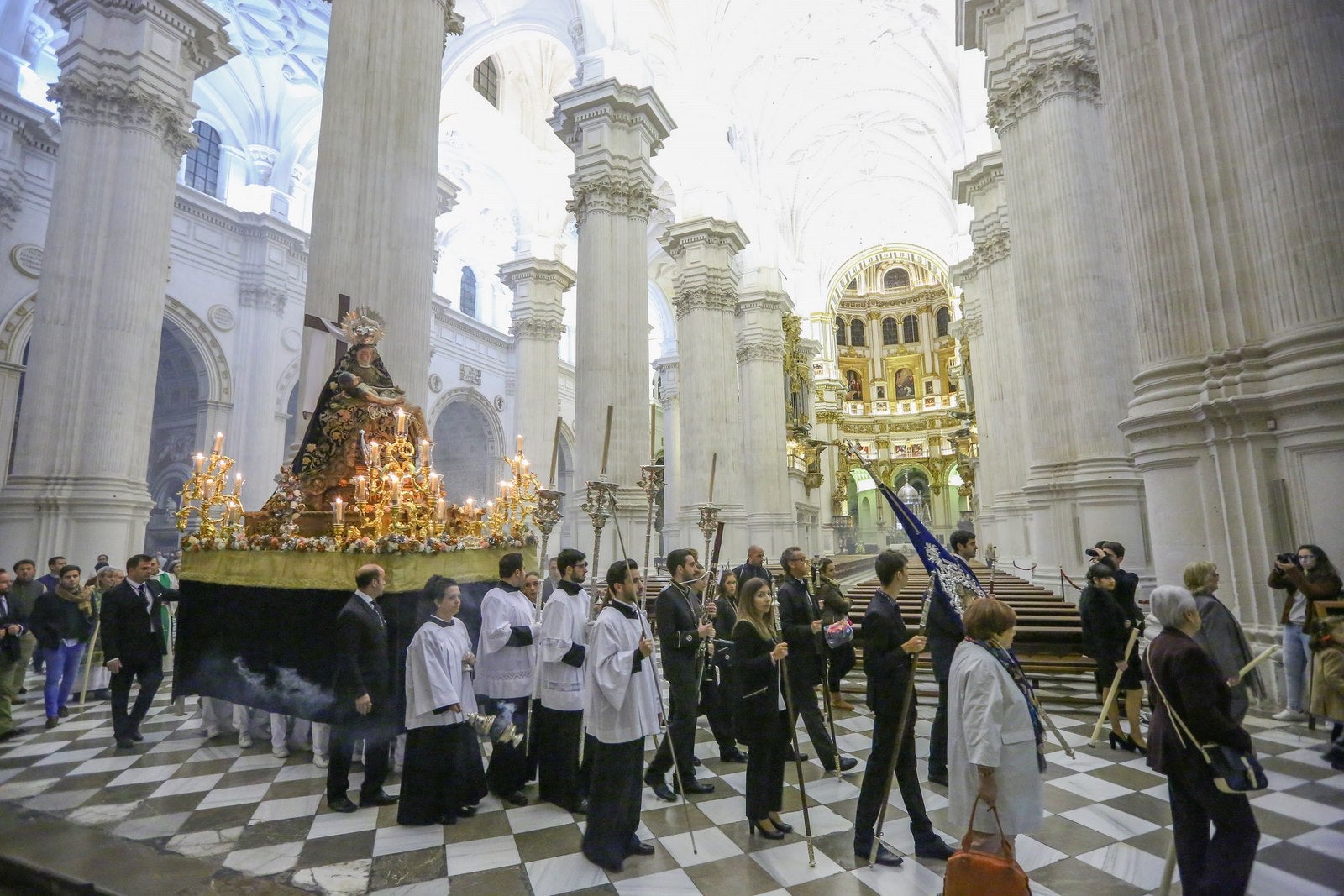 Ayer ya salieron varias imágenes de las Angustias | Hoy la Patrona sale en procesión por la mañana