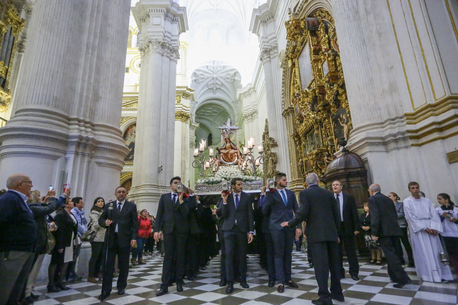 Ayer ya salieron varias imágenes de las Angustias | Hoy la Patrona sale en procesión por la mañana