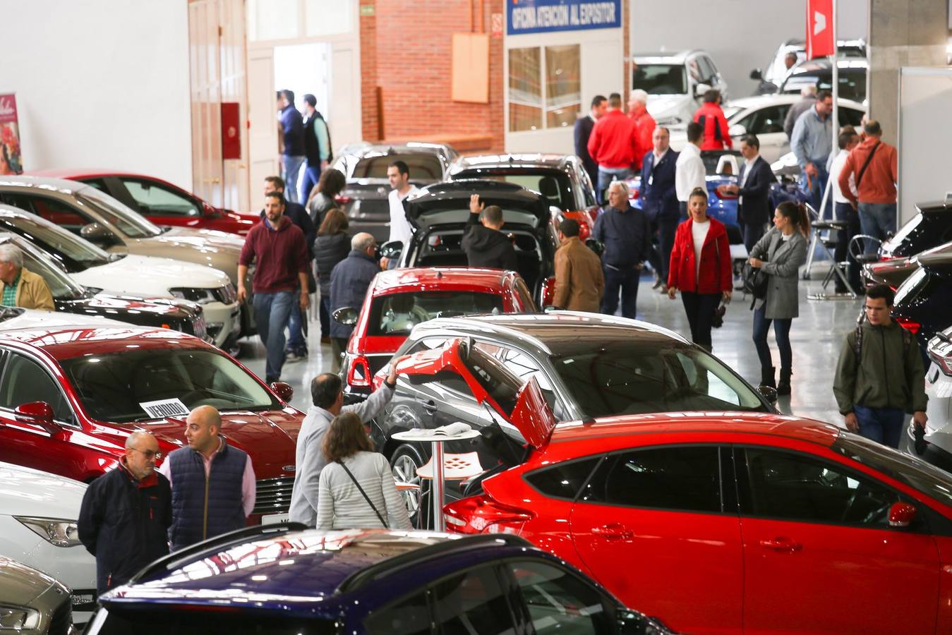 Aún hoy se puede visitar la feria de coches y motos organizada por el periódico IDEAL