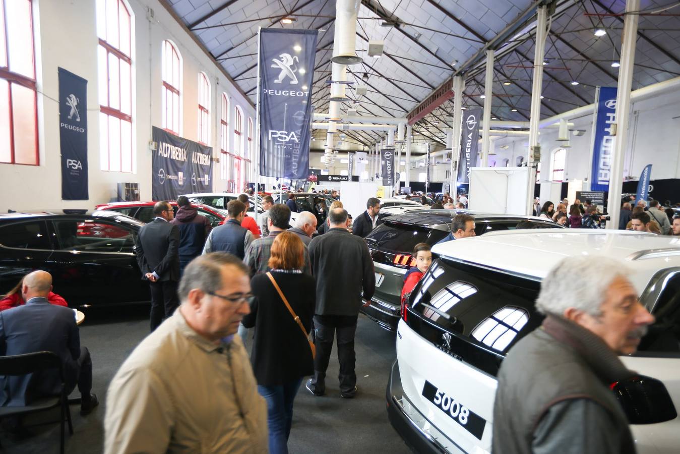 Aún hoy se puede visitar la feria de coches y motos organizada por el periódico IDEAL