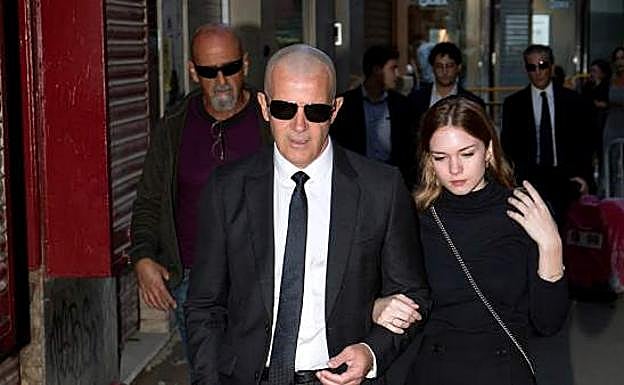 Banderas llegó alrededor de las 17.30 horas a la ceremonia privada junto a su hija Stella del Carmen.