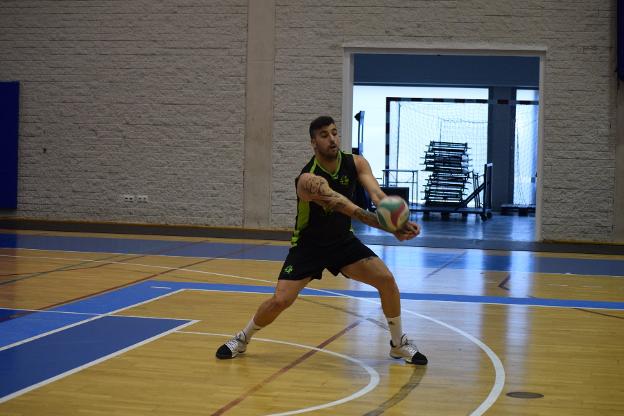 El central blanquiverde Borja Ruiz en tareas de recepción durante la sesión de entrenamiento.