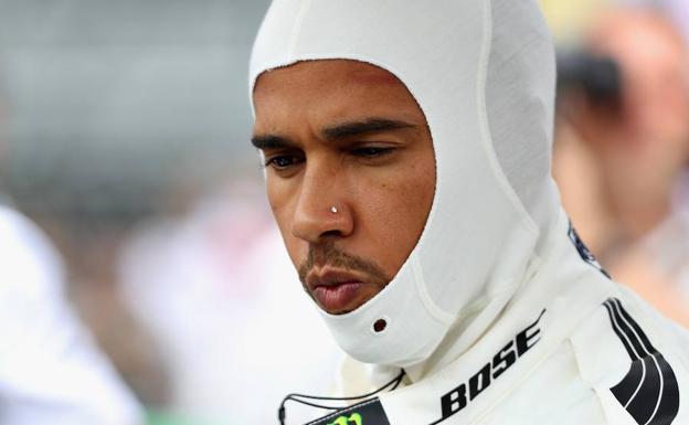 Hamilton se prepara antes de una carrera. 