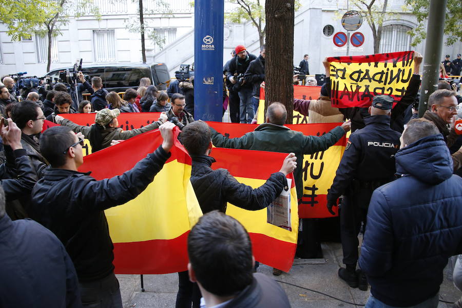 La presidenta del Parlament de Cataluña y los cinco miembros de la Mesa del Parlament que facilitaron con sus votos la tramitación de las leyes independentistas han llegado pasadas las nueve de la mañana 