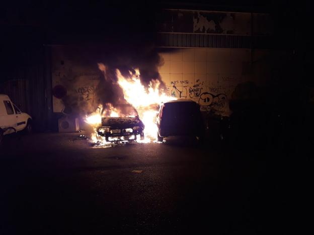 Imagen de uno de los coches mientras ardía.
