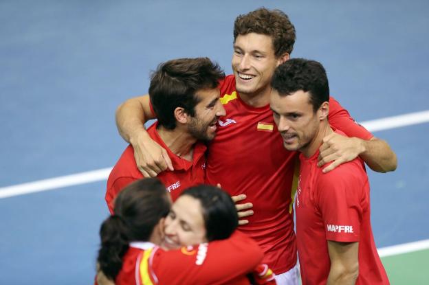 Marc López, Pablo Carreño y Roberto Bautista celebran la victoria de España ante Croacia.
