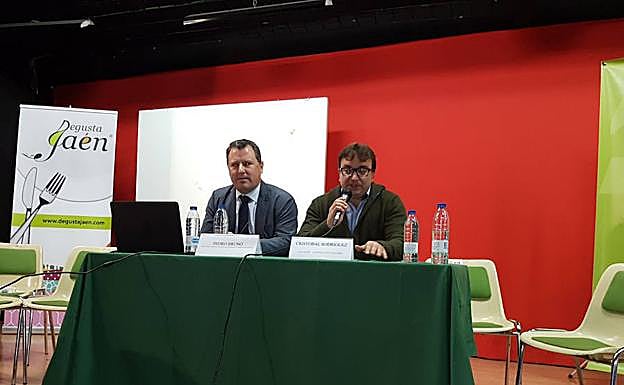 Medio centenar de agriculotores de Castillo y su comarca debaten sobre el futuro del cultivo de la cereza