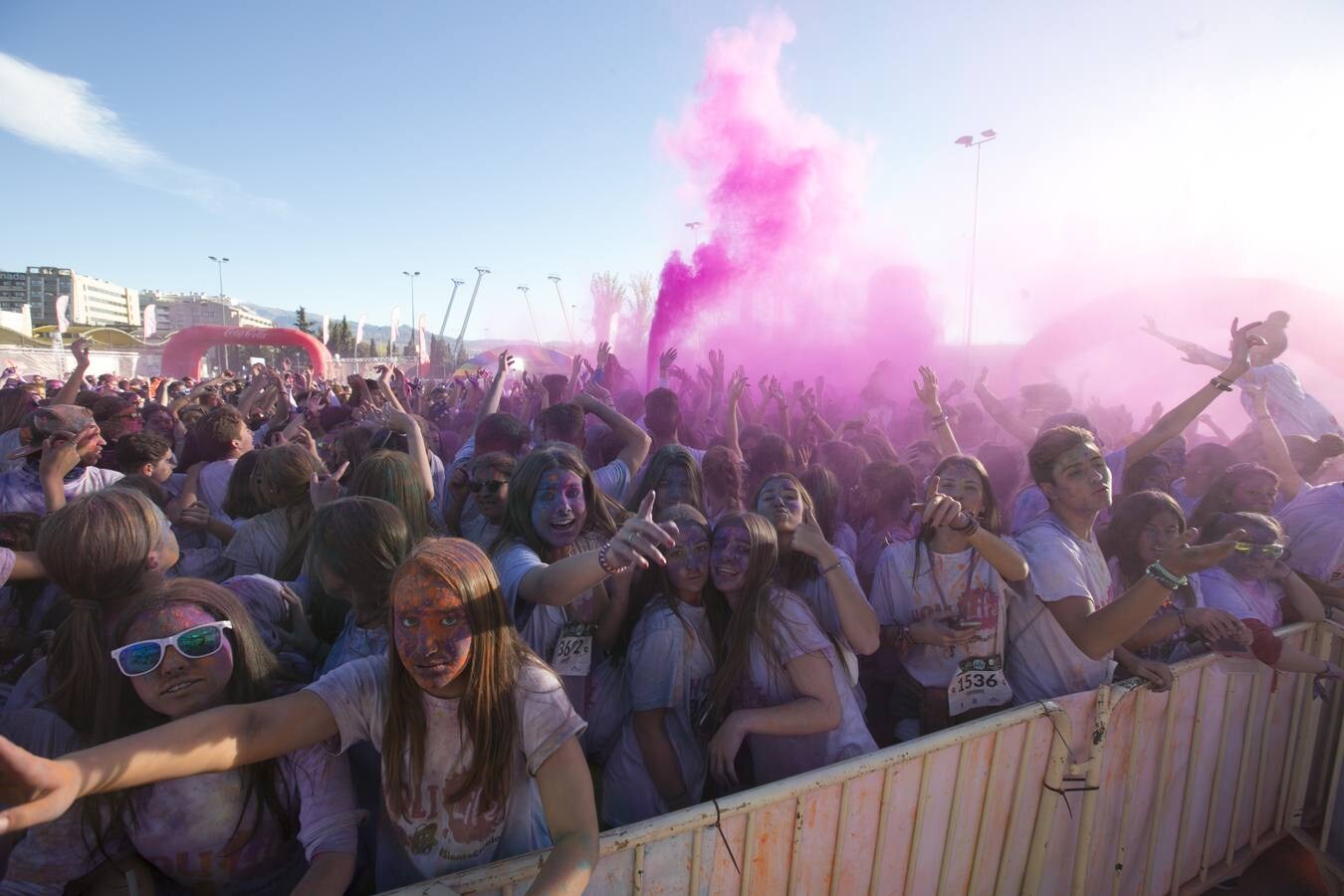 La carrera 'Holi Life' llena de color Granada