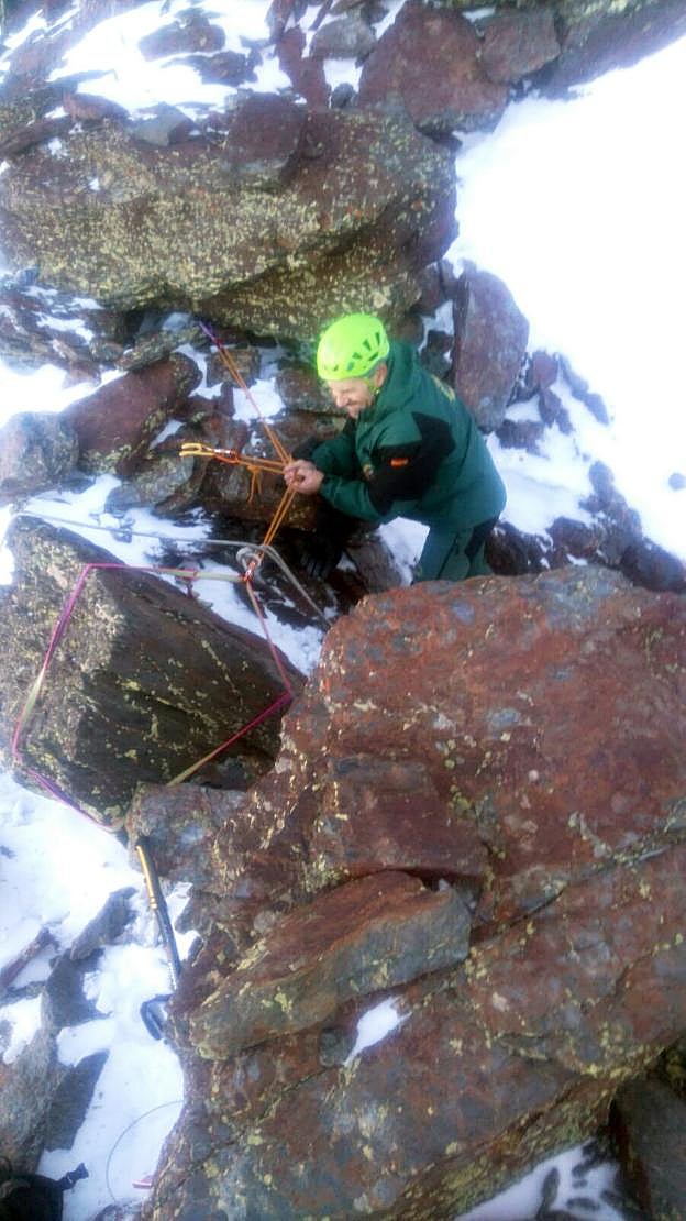 Tres imágenes del rescate del pasado sábado en Sierra Nevada.