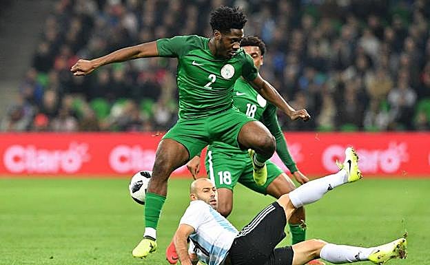 Ola Aina salta sobre Mascherano.