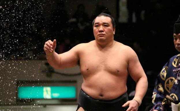 Escándalo en Japón por el luchador de sumo que le rompió la cabeza a otro de un botellazo
