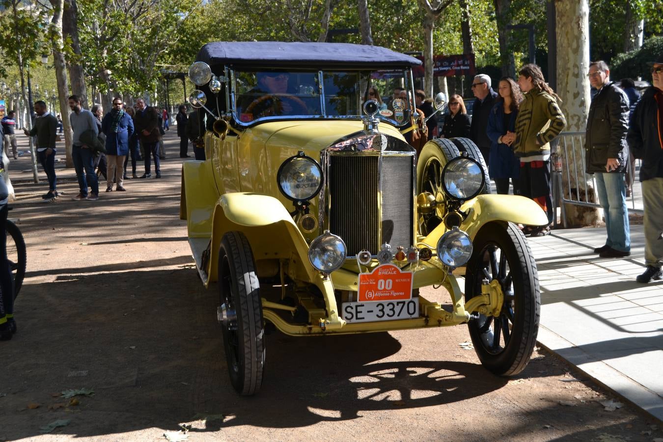 Casi cuarenta coches, entre antiguos y clásicos, han participado en la XIII Reale que ha tenido como principal novedad el incremento de gente vestida de época y las dos rutas urbanas, una con subida a la Abadía del Sacromonte y otra por Gran Vía, Constitución y Camino Ronda.