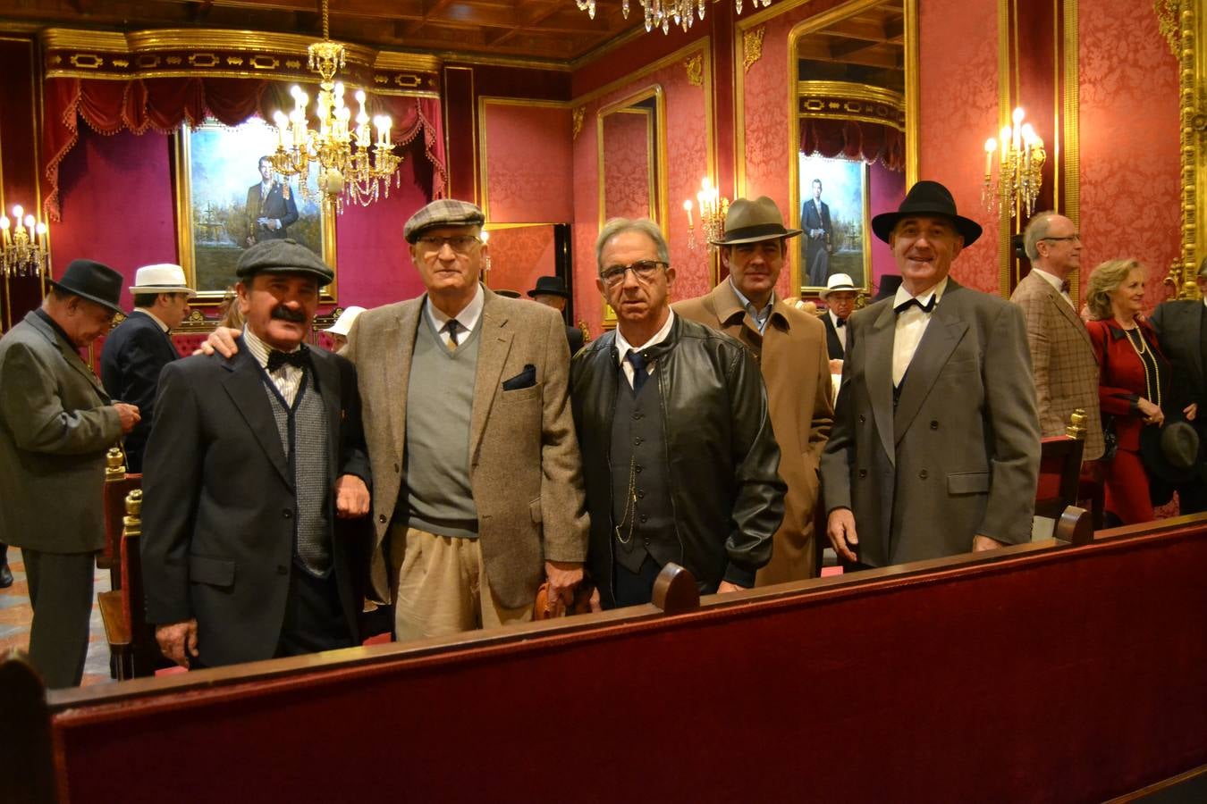 Casi cuarenta coches, entre antiguos y clásicos, han participado en la XIII Reale que ha tenido como principal novedad el incremento de gente vestida de época y las dos rutas urbanas, una con subida a la Abadía del Sacromonte y otra por Gran Vía, Constitución y Camino Ronda.