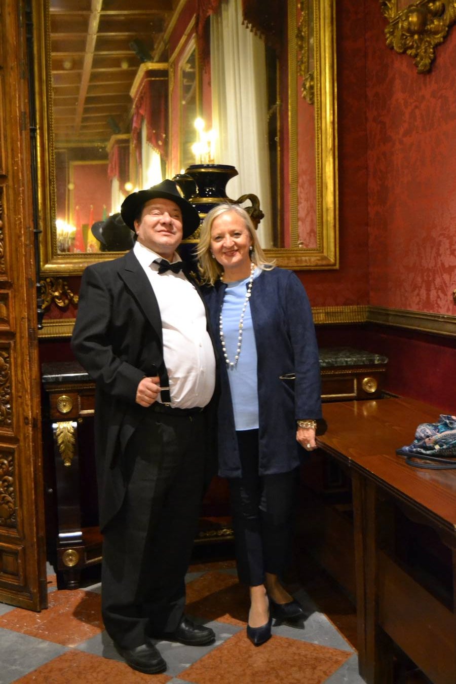 Casi cuarenta coches, entre antiguos y clásicos, han participado en la XIII Reale que ha tenido como principal novedad el incremento de gente vestida de época y las dos rutas urbanas, una con subida a la Abadía del Sacromonte y otra por Gran Vía, Constitución y Camino Ronda.