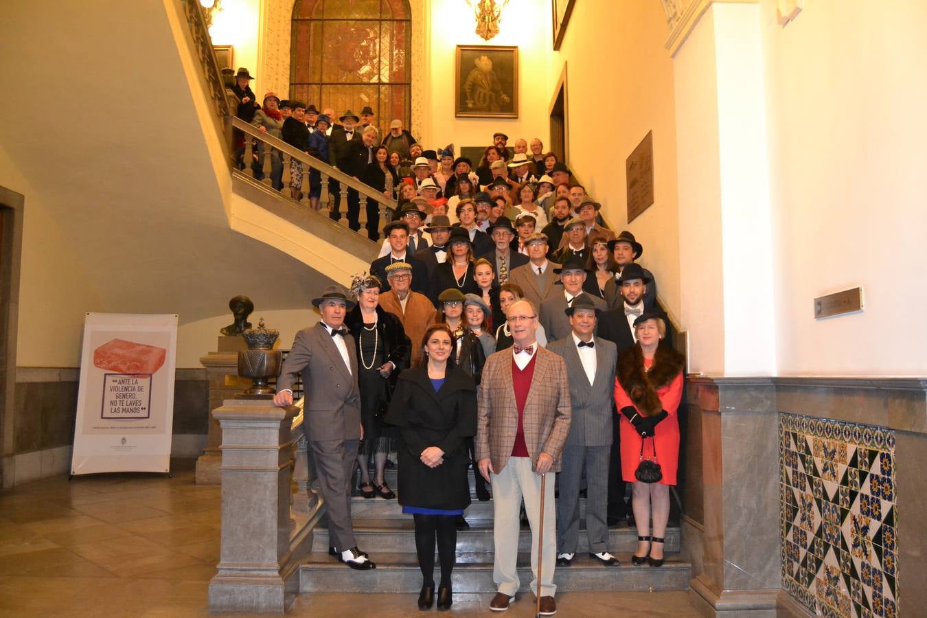 Casi cuarenta coches, entre antiguos y clásicos, han participado en la XIII Reale que ha tenido como principal novedad el incremento de gente vestida de época y las dos rutas urbanas, una con subida a la Abadía del Sacromonte y otra por Gran Vía, Constitución y Camino Ronda.