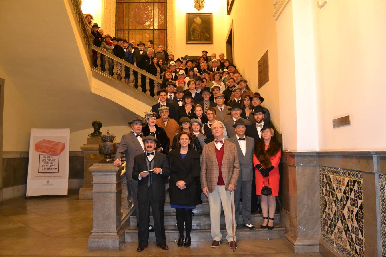 Casi cuarenta coches, entre antiguos y clásicos, han participado en la XIII Reale que ha tenido como principal novedad el incremento de gente vestida de época y las dos rutas urbanas, una con subida a la Abadía del Sacromonte y otra por Gran Vía, Constitución y Camino Ronda.
