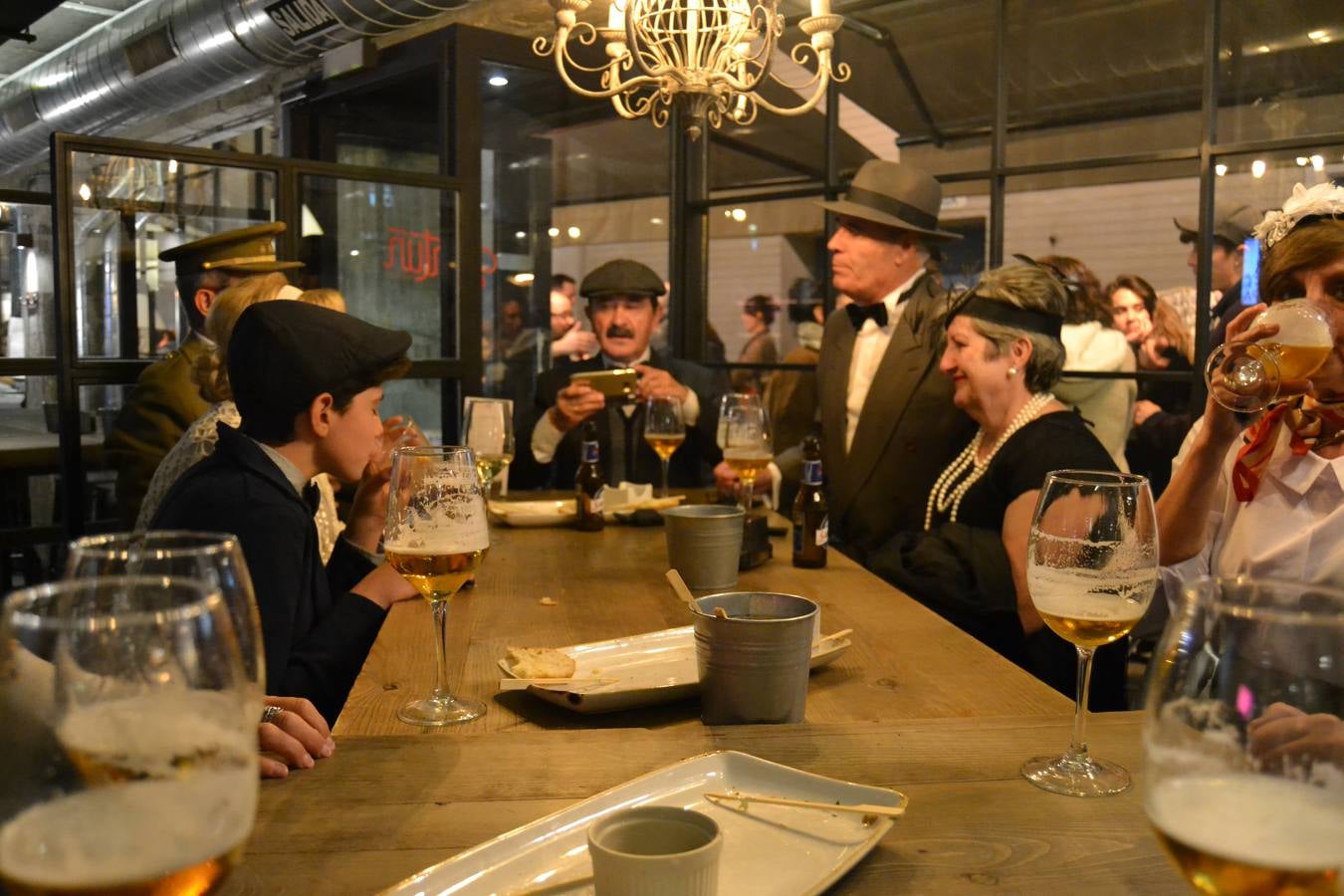 Casi cuarenta coches, entre antiguos y clásicos, han participado en la XIII Reale que ha tenido como principal novedad el incremento de gente vestida de época y las dos rutas urbanas, una con subida a la Abadía del Sacromonte y otra por Gran Vía, Constitución y Camino Ronda.