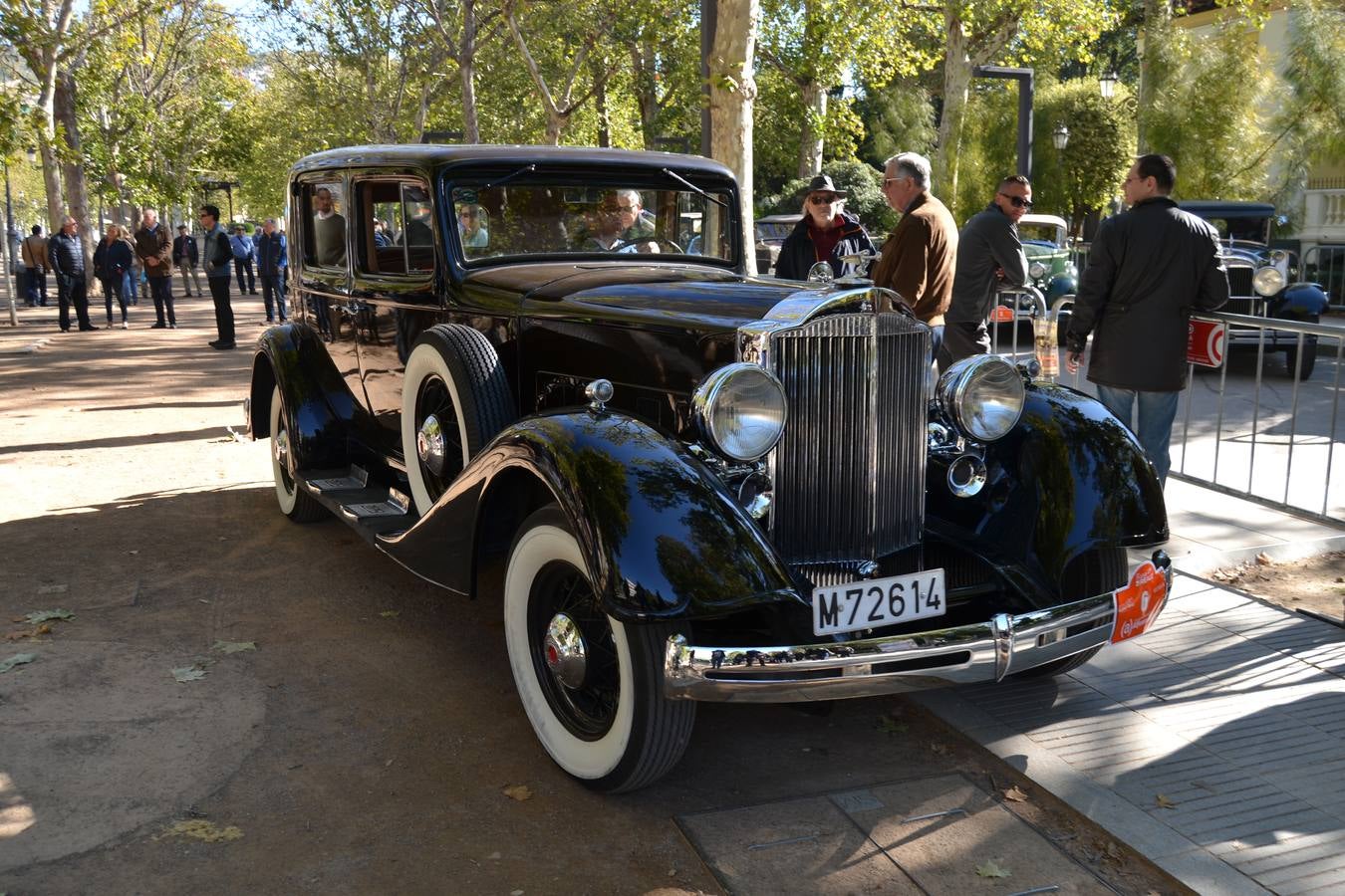 Casi cuarenta coches, entre antiguos y clásicos, han participado en la XIII Reale que ha tenido como principal novedad el incremento de gente vestida de época y las dos rutas urbanas, una con subida a la Abadía del Sacromonte y otra por Gran Vía, Constitución y Camino Ronda.