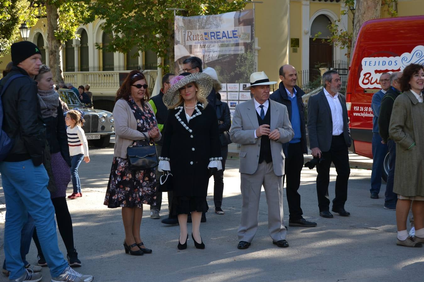 Casi cuarenta coches, entre antiguos y clásicos, han participado en la XIII Reale que ha tenido como principal novedad el incremento de gente vestida de época y las dos rutas urbanas, una con subida a la Abadía del Sacromonte y otra por Gran Vía, Constitución y Camino Ronda.