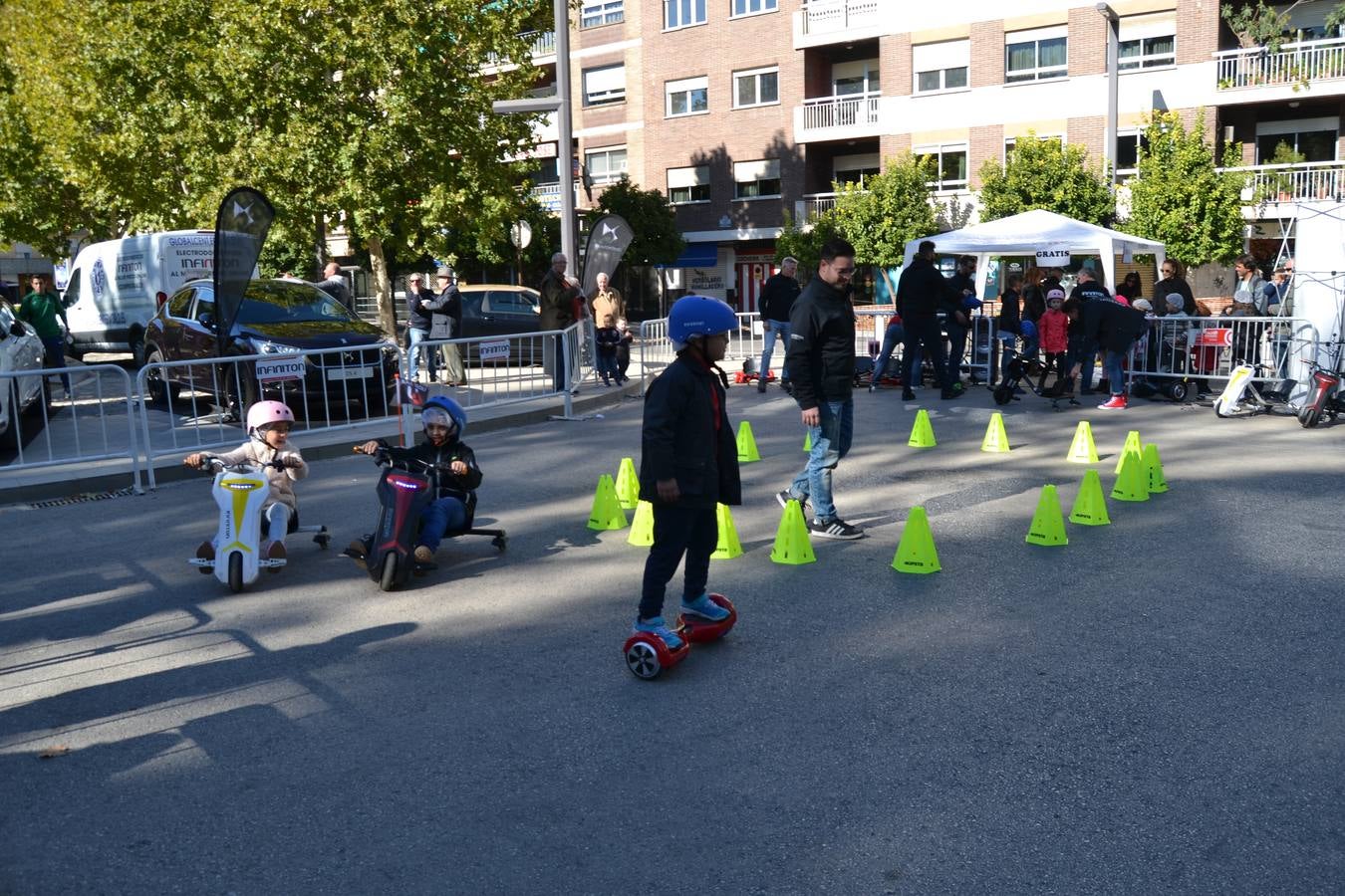 Casi cuarenta coches, entre antiguos y clásicos, han participado en la XIII Reale que ha tenido como principal novedad el incremento de gente vestida de época y las dos rutas urbanas, una con subida a la Abadía del Sacromonte y otra por Gran Vía, Constitución y Camino Ronda.
