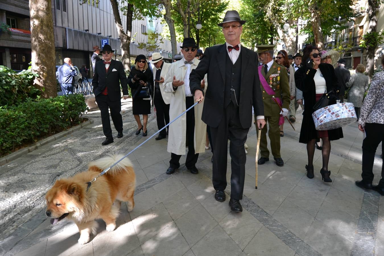 Casi cuarenta coches, entre antiguos y clásicos, han participado en la XIII Reale que ha tenido como principal novedad el incremento de gente vestida de época y las dos rutas urbanas, una con subida a la Abadía del Sacromonte y otra por Gran Vía, Constitución y Camino Ronda.