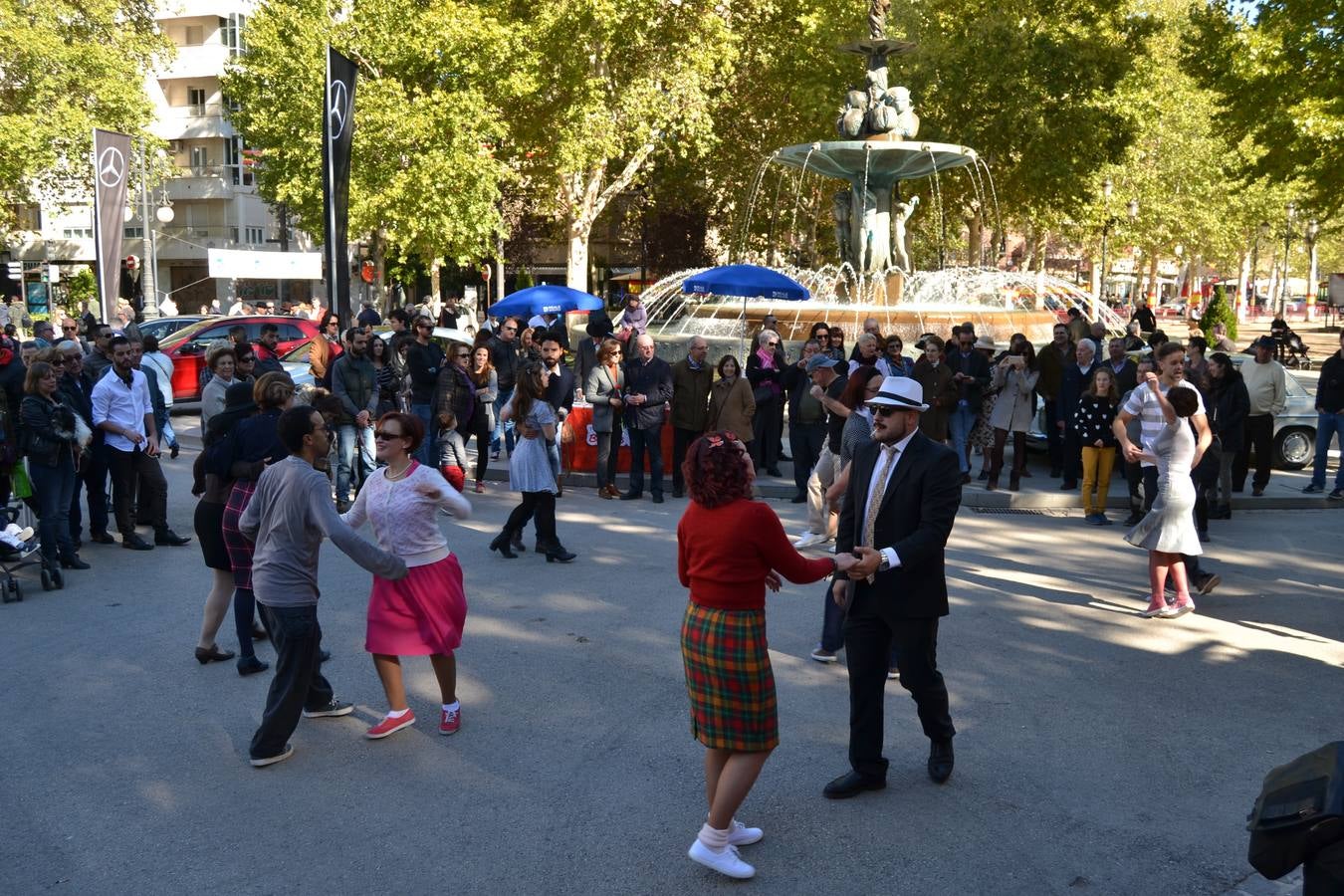 Casi cuarenta coches, entre antiguos y clásicos, han participado en la XIII Reale que ha tenido como principal novedad el incremento de gente vestida de época y las dos rutas urbanas, una con subida a la Abadía del Sacromonte y otra por Gran Vía, Constitución y Camino Ronda.