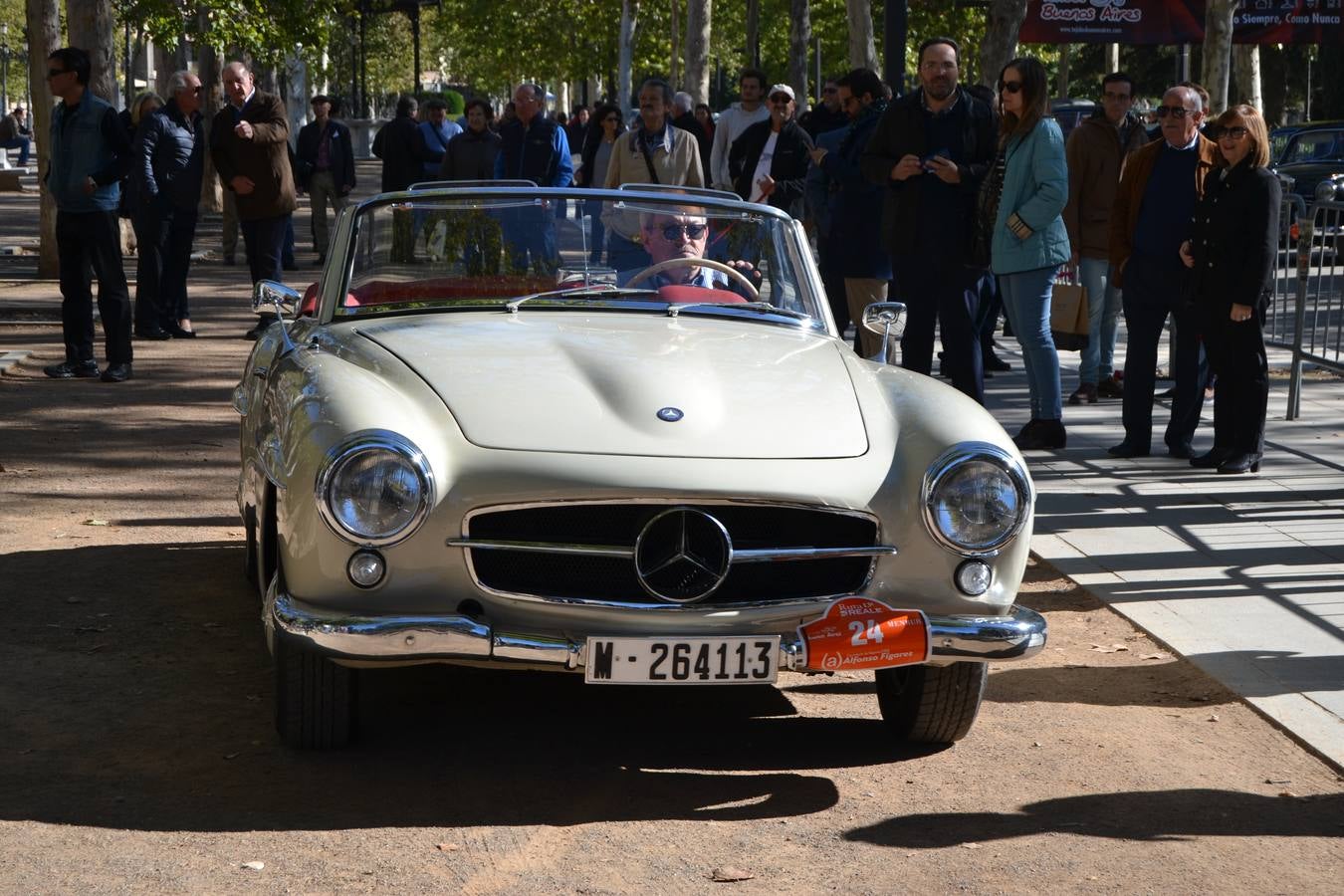 Casi cuarenta coches, entre antiguos y clásicos, han participado en la XIII Reale que ha tenido como principal novedad el incremento de gente vestida de época y las dos rutas urbanas, una con subida a la Abadía del Sacromonte y otra por Gran Vía, Constitución y Camino Ronda.