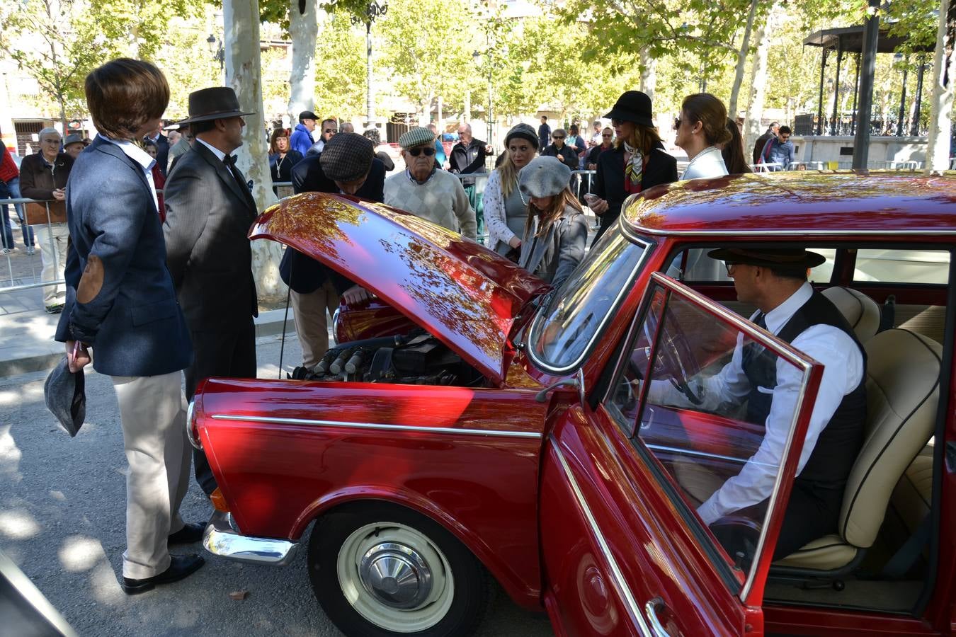 Casi cuarenta coches, entre antiguos y clásicos, han participado en la XIII Reale que ha tenido como principal novedad el incremento de gente vestida de época y las dos rutas urbanas, una con subida a la Abadía del Sacromonte y otra por Gran Vía, Constitución y Camino Ronda.