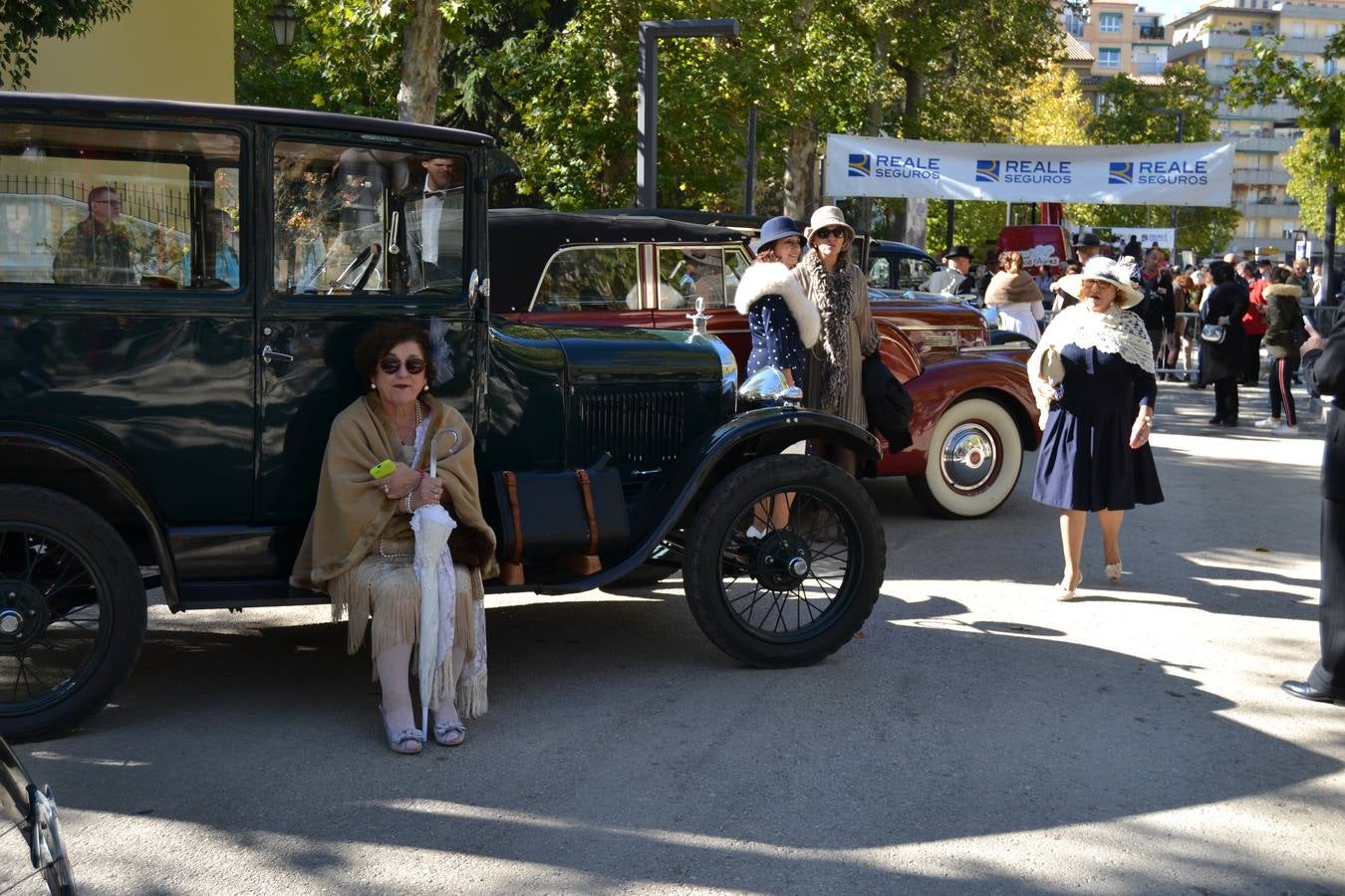 Casi cuarenta coches, entre antiguos y clásicos, han participado en la XIII Reale que ha tenido como principal novedad el incremento de gente vestida de época y las dos rutas urbanas, una con subida a la Abadía del Sacromonte y otra por Gran Vía, Constitución y Camino Ronda.