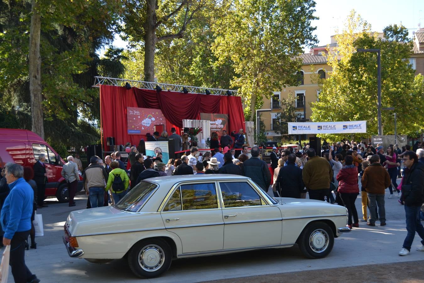 Casi cuarenta coches, entre antiguos y clásicos, han participado en la XIII Reale que ha tenido como principal novedad el incremento de gente vestida de época y las dos rutas urbanas, una con subida a la Abadía del Sacromonte y otra por Gran Vía, Constitución y Camino Ronda.