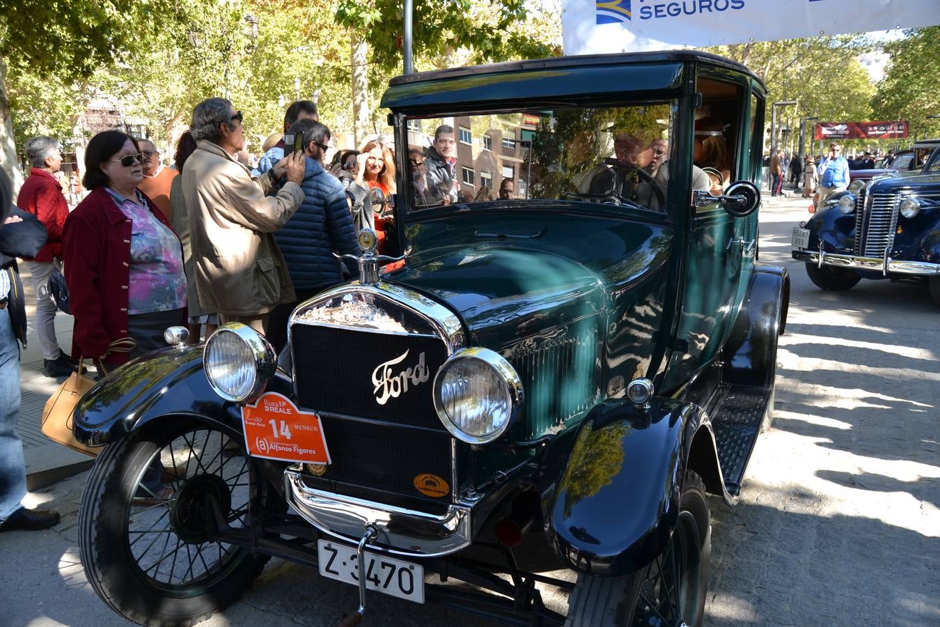 Casi cuarenta coches, entre antiguos y clásicos, han participado en la XIII Reale que ha tenido como principal novedad el incremento de gente vestida de época y las dos rutas urbanas, una con subida a la Abadía del Sacromonte y otra por Gran Vía, Constitución y Camino Ronda.
