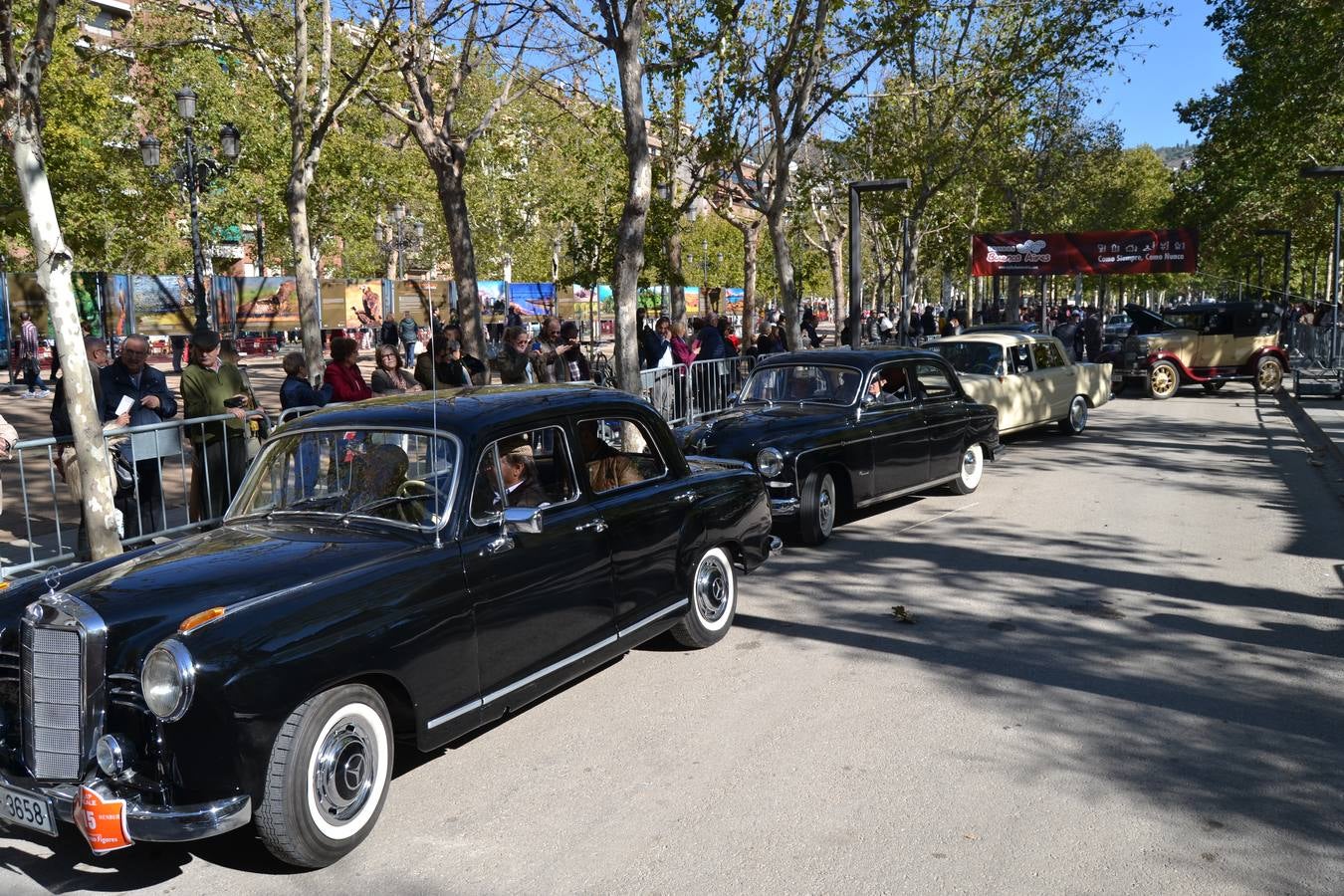 Casi cuarenta coches, entre antiguos y clásicos, han participado en la XIII Reale que ha tenido como principal novedad el incremento de gente vestida de época y las dos rutas urbanas, una con subida a la Abadía del Sacromonte y otra por Gran Vía, Constitución y Camino Ronda.