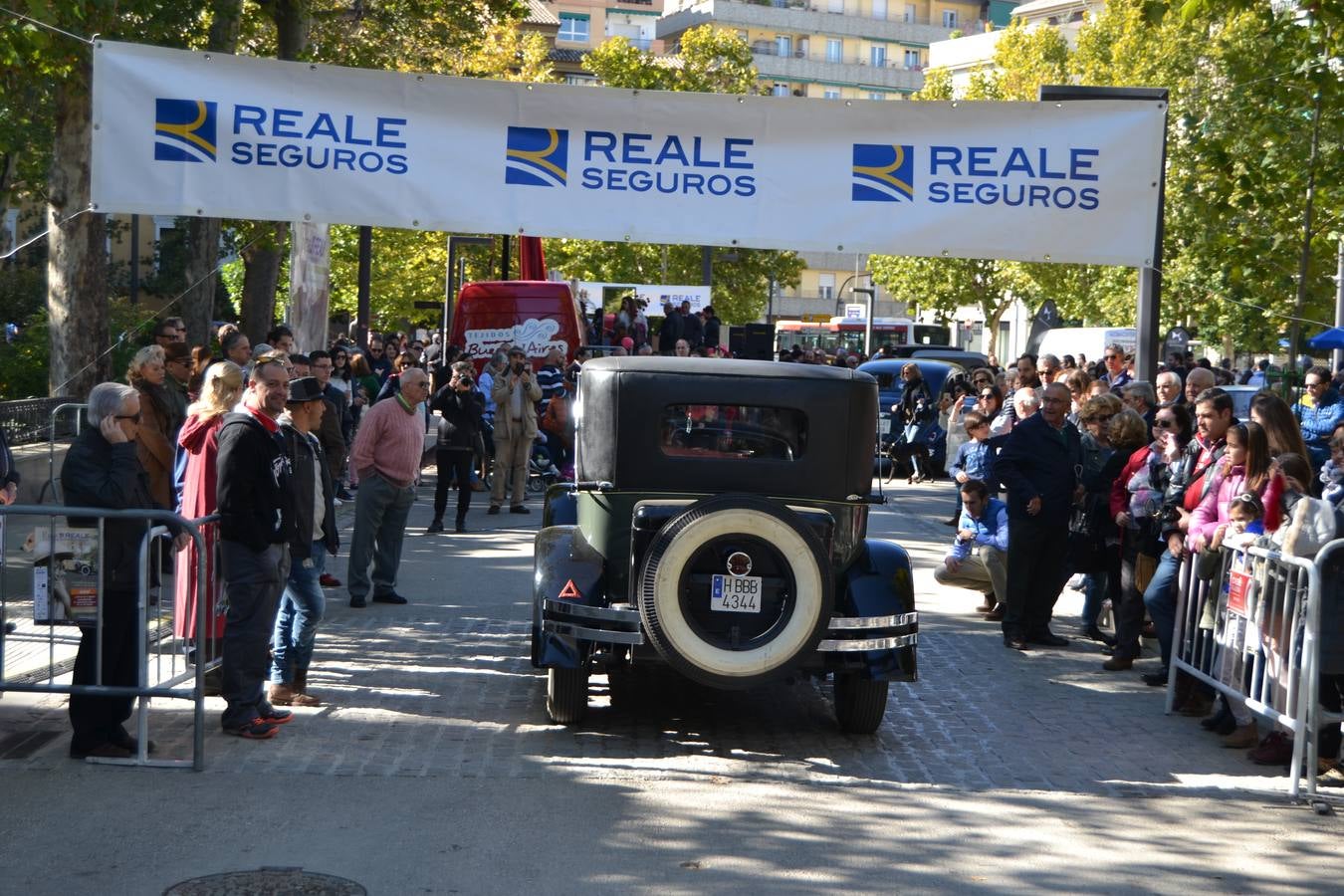 Casi cuarenta coches, entre antiguos y clásicos, han participado en la XIII Reale que ha tenido como principal novedad el incremento de gente vestida de época y las dos rutas urbanas, una con subida a la Abadía del Sacromonte y otra por Gran Vía, Constitución y Camino Ronda.