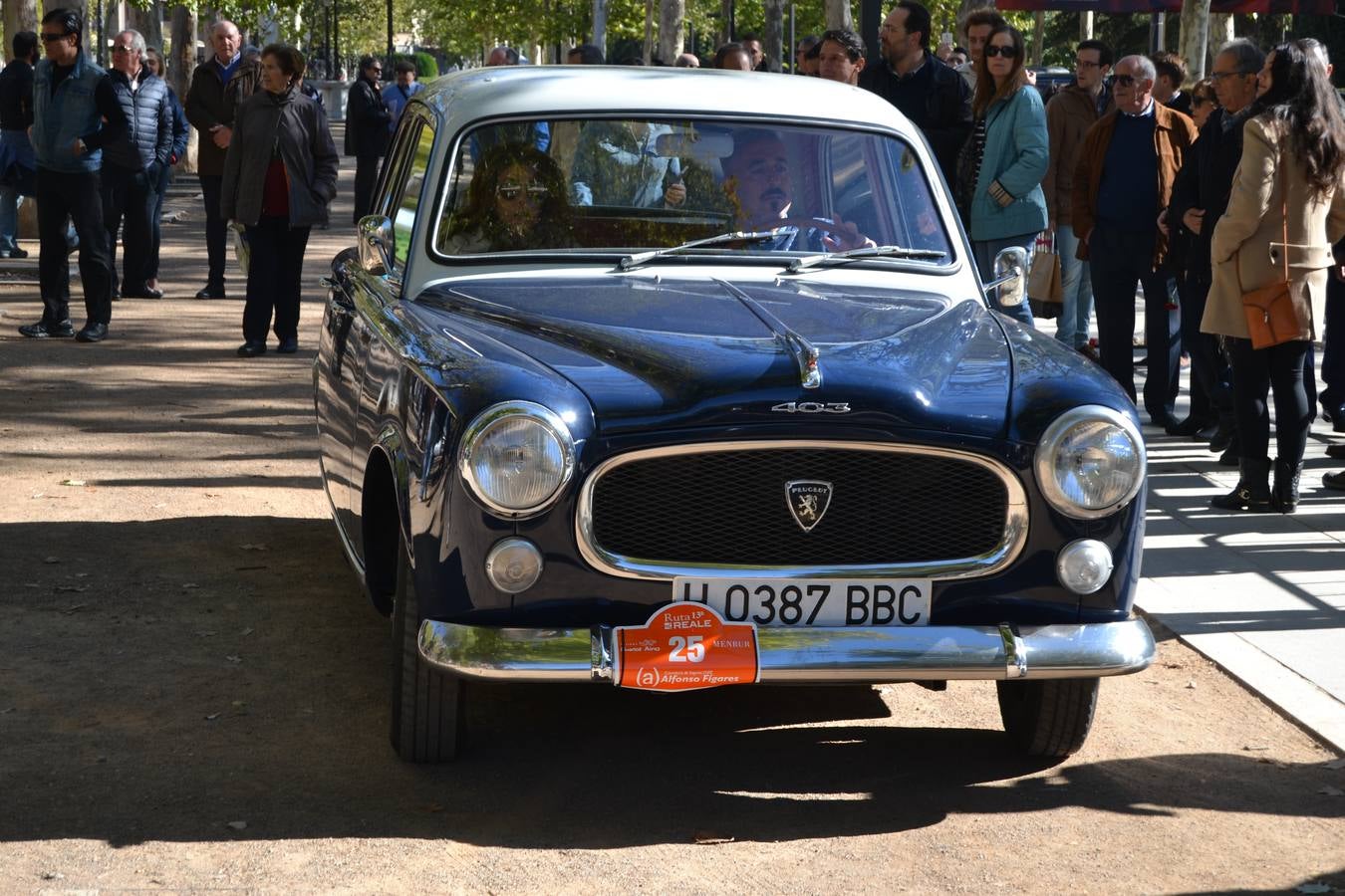 Casi cuarenta coches, entre antiguos y clásicos, han participado en la XIII Reale que ha tenido como principal novedad el incremento de gente vestida de época y las dos rutas urbanas, una con subida a la Abadía del Sacromonte y otra por Gran Vía, Constitución y Camino Ronda.