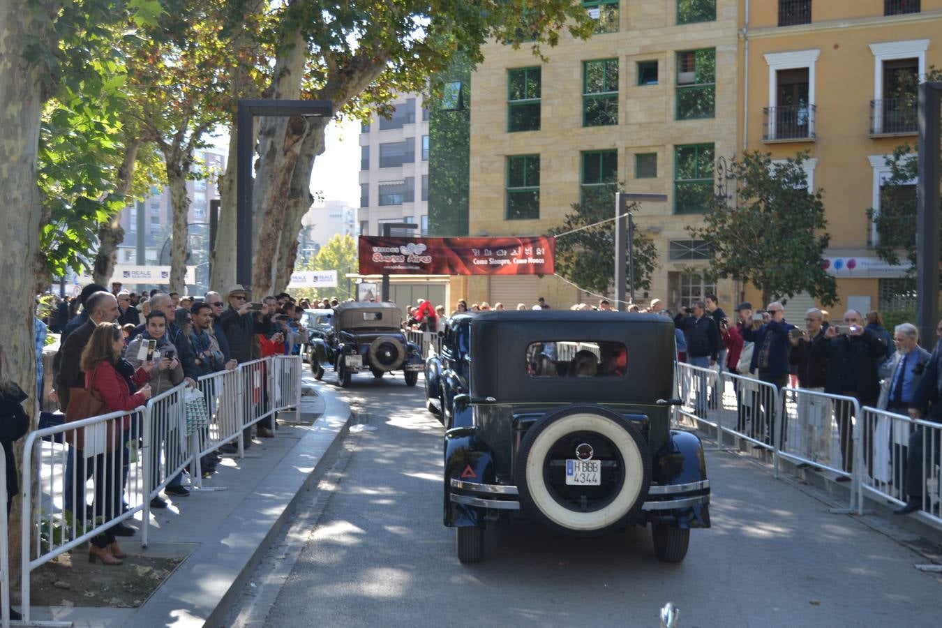 Casi cuarenta coches, entre antiguos y clásicos, han participado en la XIII Reale que ha tenido como principal novedad el incremento de gente vestida de época y las dos rutas urbanas, una con subida a la Abadía del Sacromonte y otra por Gran Vía, Constitución y Camino Ronda.