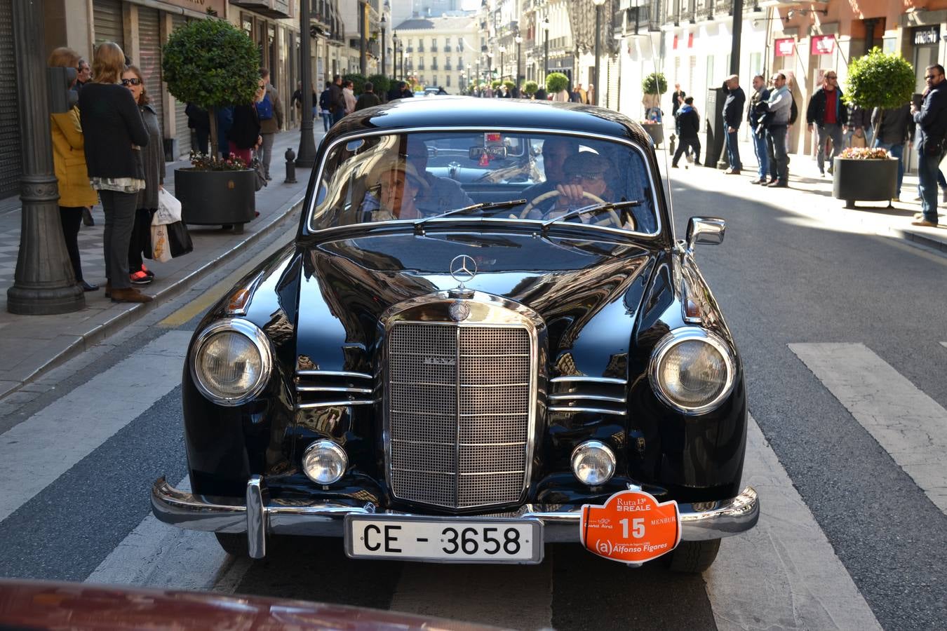 Casi cuarenta coches, entre antiguos y clásicos, han participado en la XIII Reale que ha tenido como principal novedad el incremento de gente vestida de época y las dos rutas urbanas, una con subida a la Abadía del Sacromonte y otra por Gran Vía, Constitución y Camino Ronda.