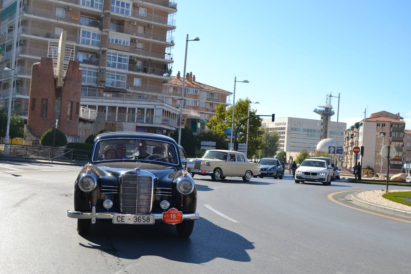 Casi cuarenta coches, entre antiguos y clásicos, han participado en la XIII Reale que ha tenido como principal novedad el incremento de gente vestida de época y las dos rutas urbanas, una con subida a la Abadía del Sacromonte y otra por Gran Vía, Constitución y Camino Ronda.