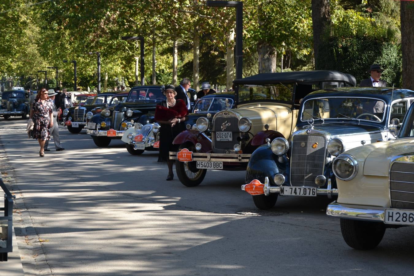 Casi cuarenta coches, entre antiguos y clásicos, han participado en la XIII Reale que ha tenido como principal novedad el incremento de gente vestida de época y las dos rutas urbanas, una con subida a la Abadía del Sacromonte y otra por Gran Vía, Constitución y Camino Ronda.