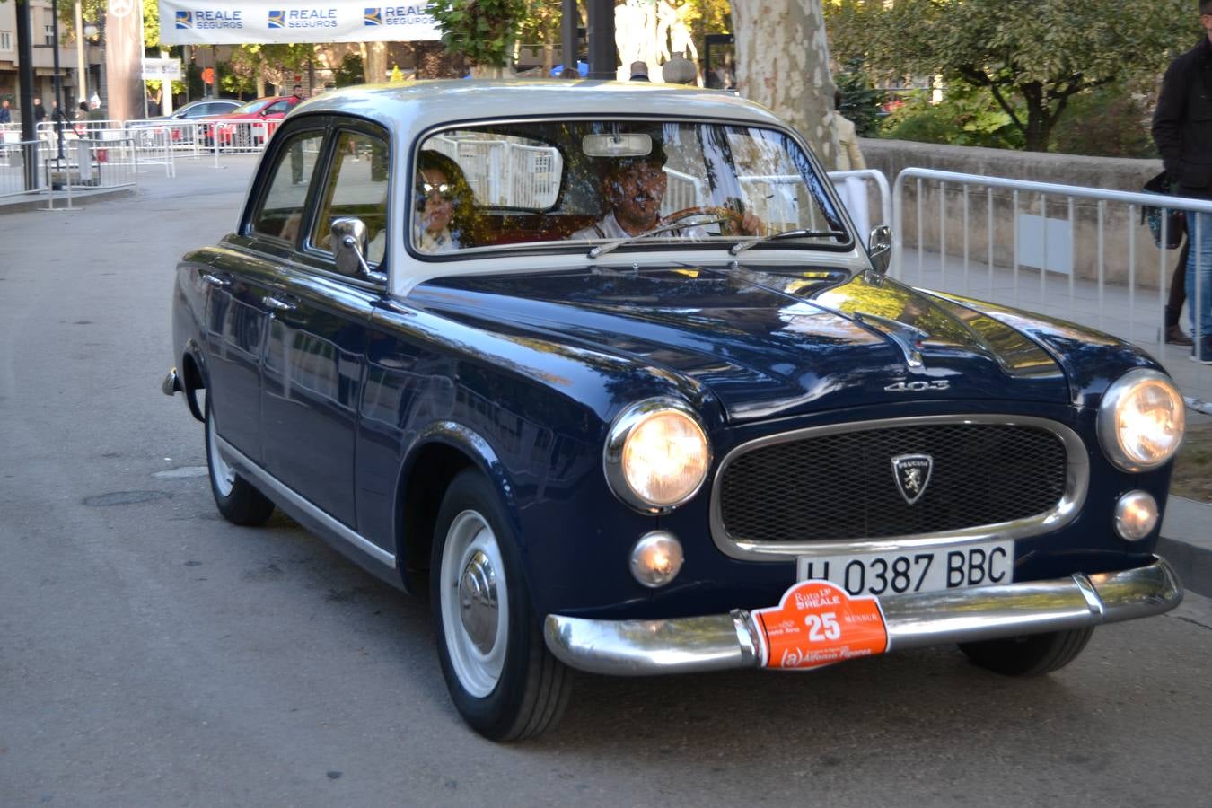 Casi cuarenta coches, entre antiguos y clásicos, han participado en la XIII Reale que ha tenido como principal novedad el incremento de gente vestida de época y las dos rutas urbanas, una con subida a la Abadía del Sacromonte y otra por Gran Vía, Constitución y Camino Ronda.