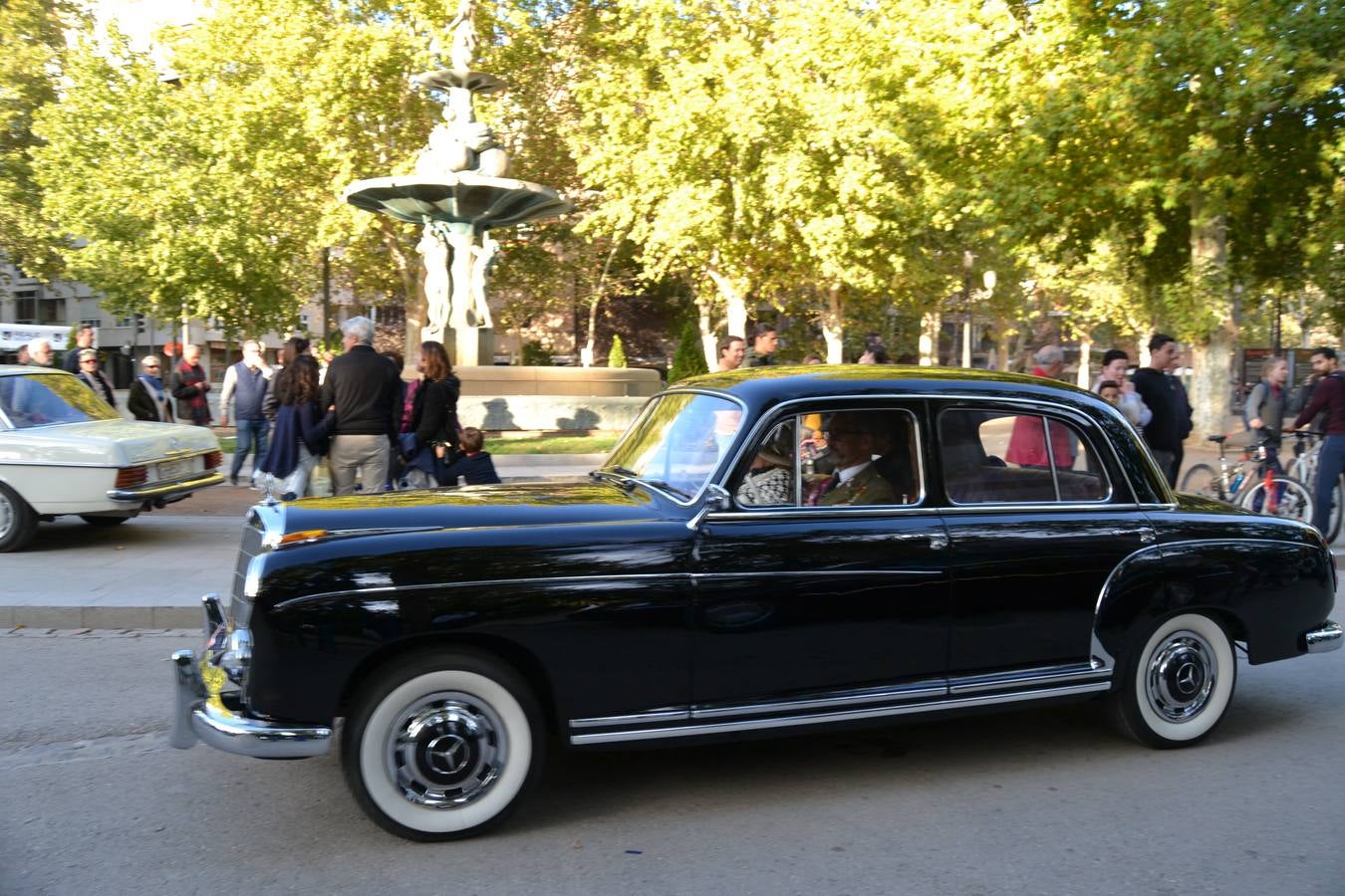 Casi cuarenta coches, entre antiguos y clásicos, han participado en la XIII Reale que ha tenido como principal novedad el incremento de gente vestida de época y las dos rutas urbanas, una con subida a la Abadía del Sacromonte y otra por Gran Vía, Constitución y Camino Ronda.