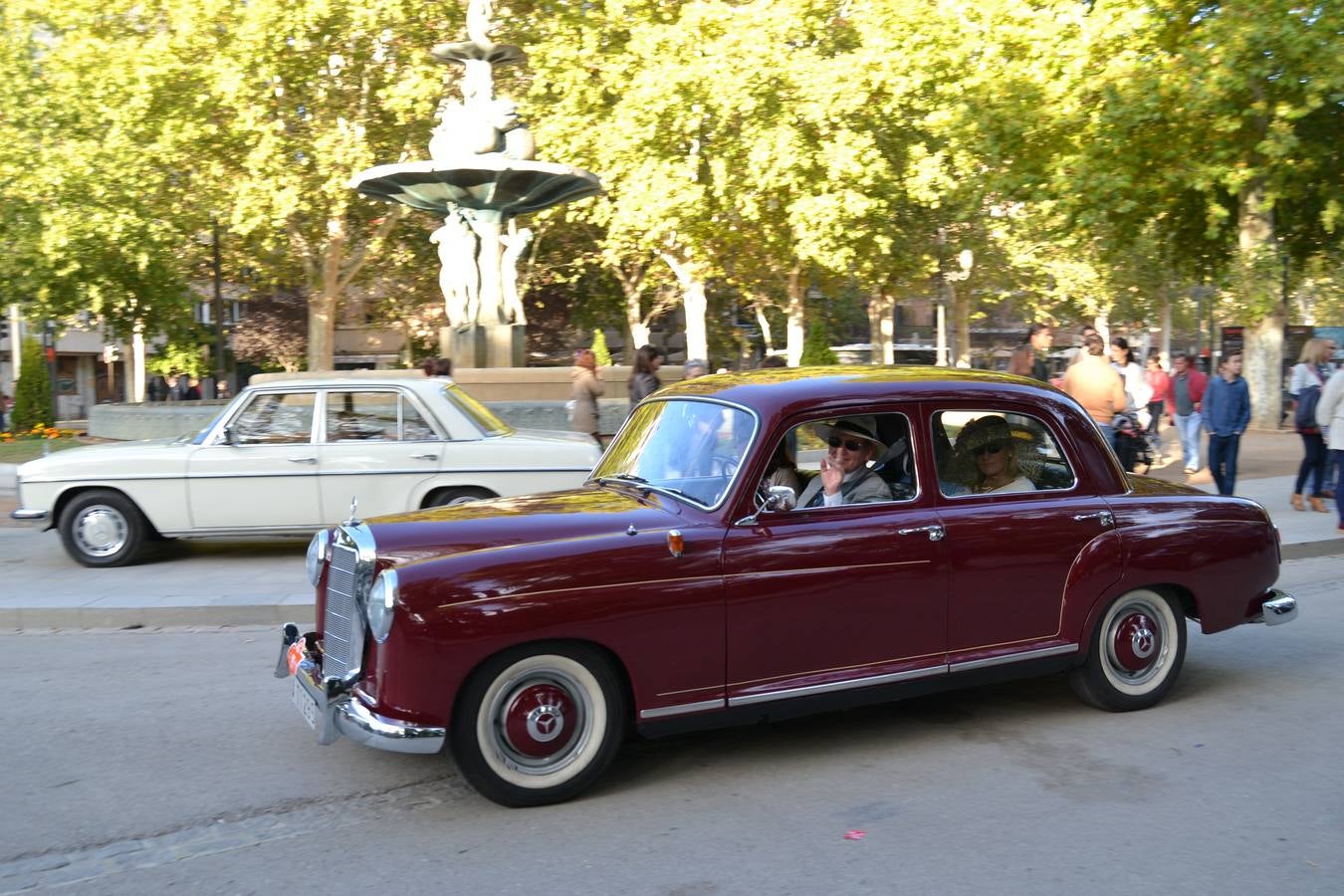 Casi cuarenta coches, entre antiguos y clásicos, han participado en la XIII Reale que ha tenido como principal novedad el incremento de gente vestida de época y las dos rutas urbanas, una con subida a la Abadía del Sacromonte y otra por Gran Vía, Constitución y Camino Ronda.