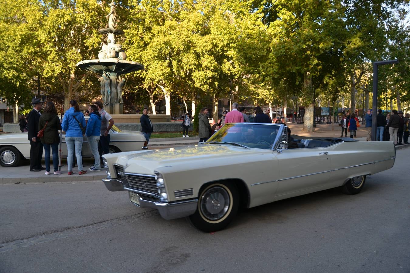 Casi cuarenta coches, entre antiguos y clásicos, han participado en la XIII Reale que ha tenido como principal novedad el incremento de gente vestida de época y las dos rutas urbanas, una con subida a la Abadía del Sacromonte y otra por Gran Vía, Constitución y Camino Ronda.